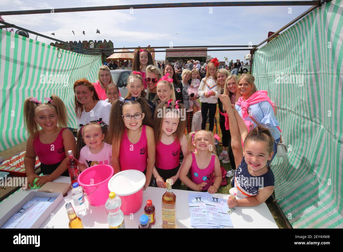 Holy Fair, Tag der Streitkräfte, Rohre im Park, Low Green, Ayr, Ayrshire, Schottland, VEREINIGTES KÖNIGREICH. 23 Juni 2018 . Charity Stände, Tanzschule Stockfoto