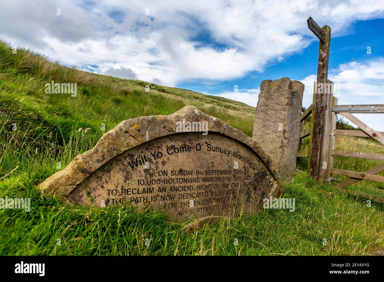 Gedenkstein für Masseneinbruch im Jahr 1896 von 10,000 Menschen aus Bolton , Lancs, die gegen die Sperrung des Zugangs zu den Mauren in der Nähe von Winter Hill demonstrierten Stockfoto