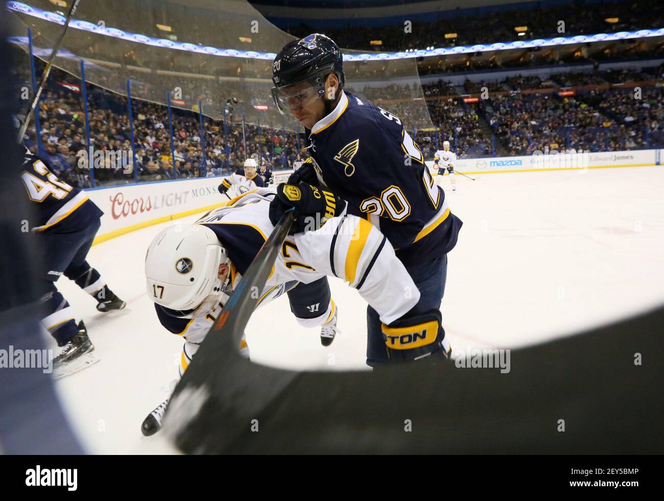 Die St. Louis Blues' Alexander Steen, rechts, kollidiert mit der Buffalo Sabres' Torrey Mitchell in der ersten Periode am Dienstag, 11. November 2014, im Scottrade Center in St. Louis. The Blues Won, 6-1. (Foto von Chris Lee/St. Louis Post-Dispatch/TNS/Sipa USA) Stockfoto
