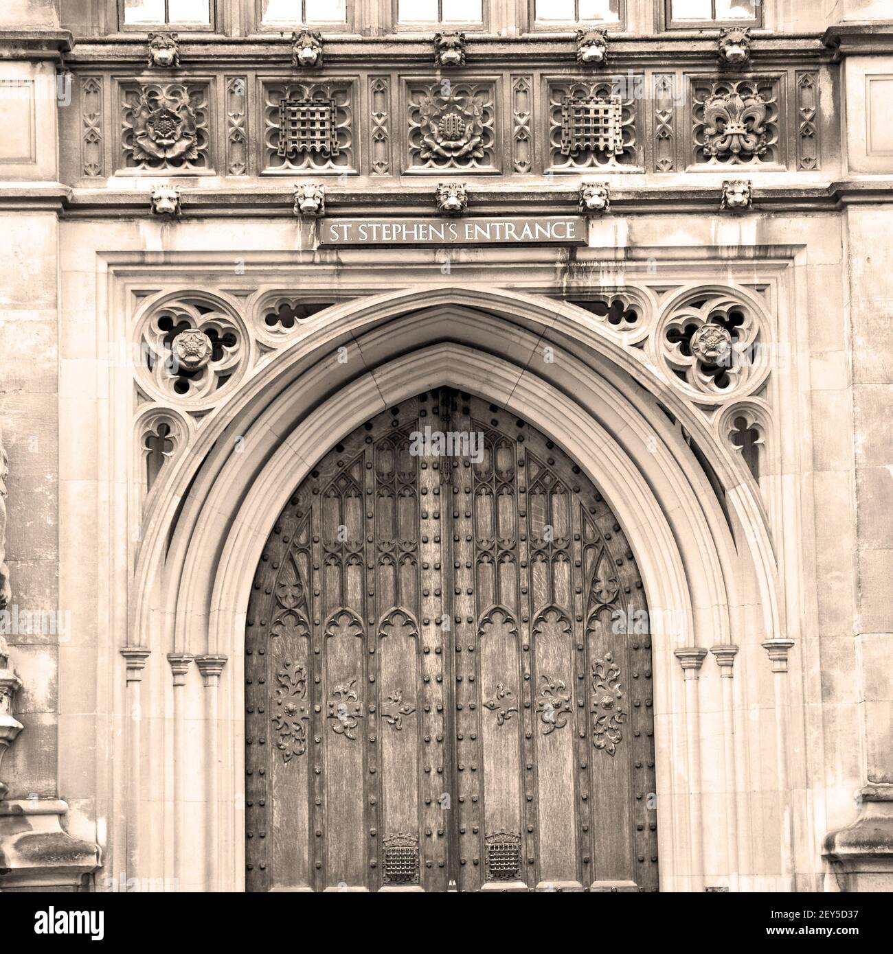 Parlament in london alte Kirchentür und antike Marmorwand Stockfoto