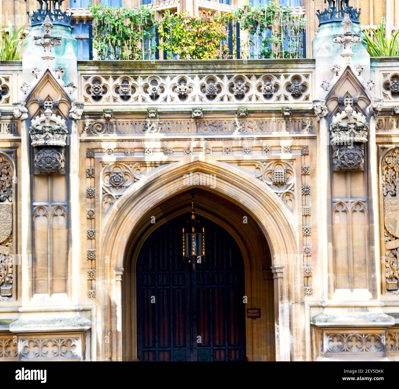 Parlament in london alte Kirchentür und antike Marmorwand Stockfoto