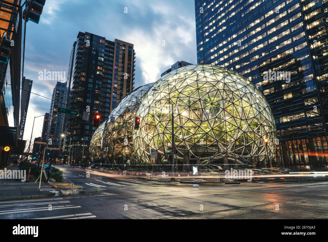 Amazon Spheres Bei Dämmerung Mit Lichtwegen Stockfoto