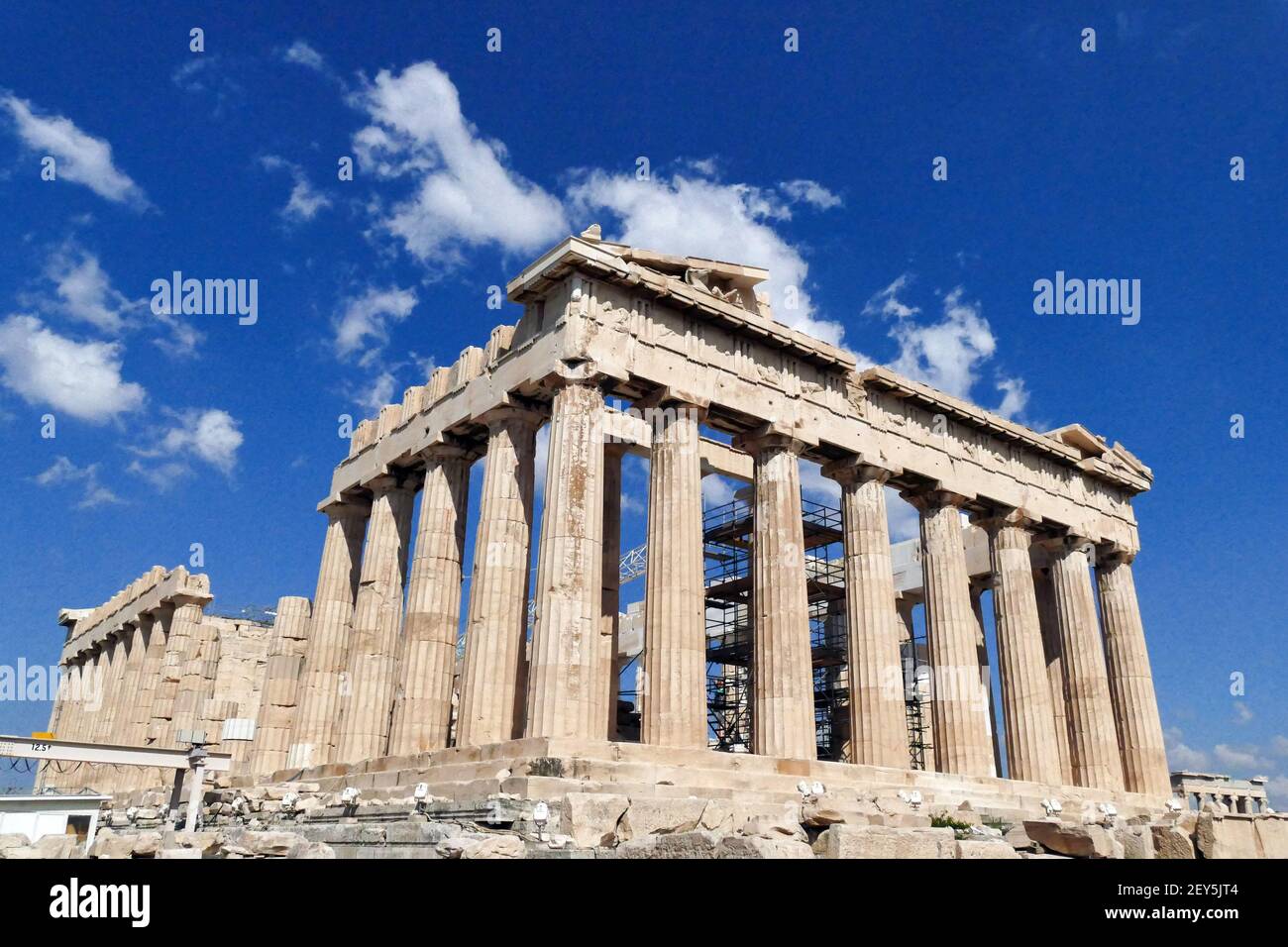 Griechenland, Athen, das Parthenon wird mit Gerüsten renoviert..das Parthenon befindet sich auf der Akropolis von Athen, gewidmet der Göttin Athena, Stockfoto