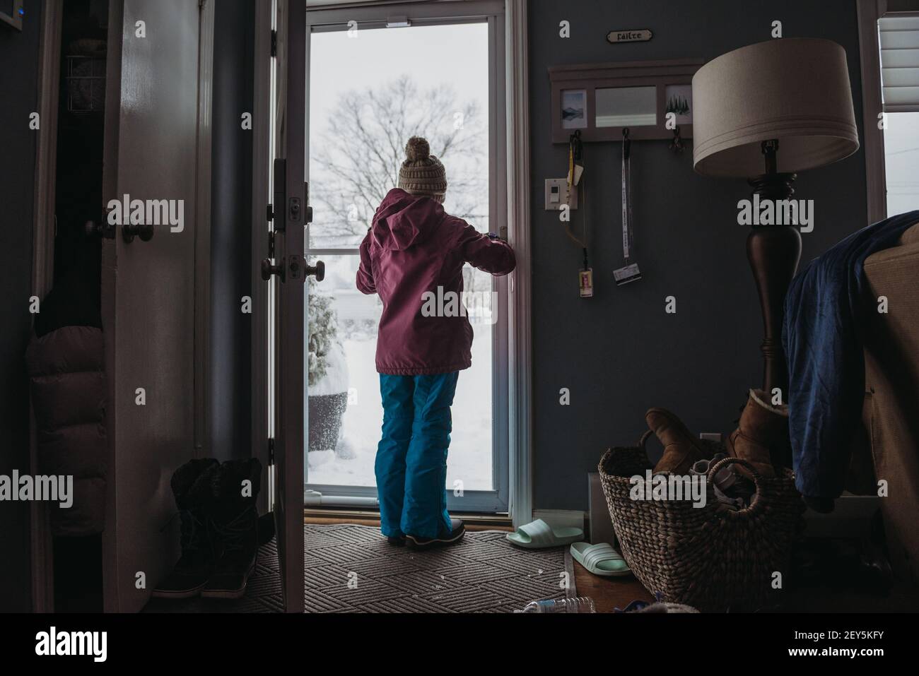 Tween Mädchen für Schnee gekleidet bereit, nach draußen zu gehen Stockfoto