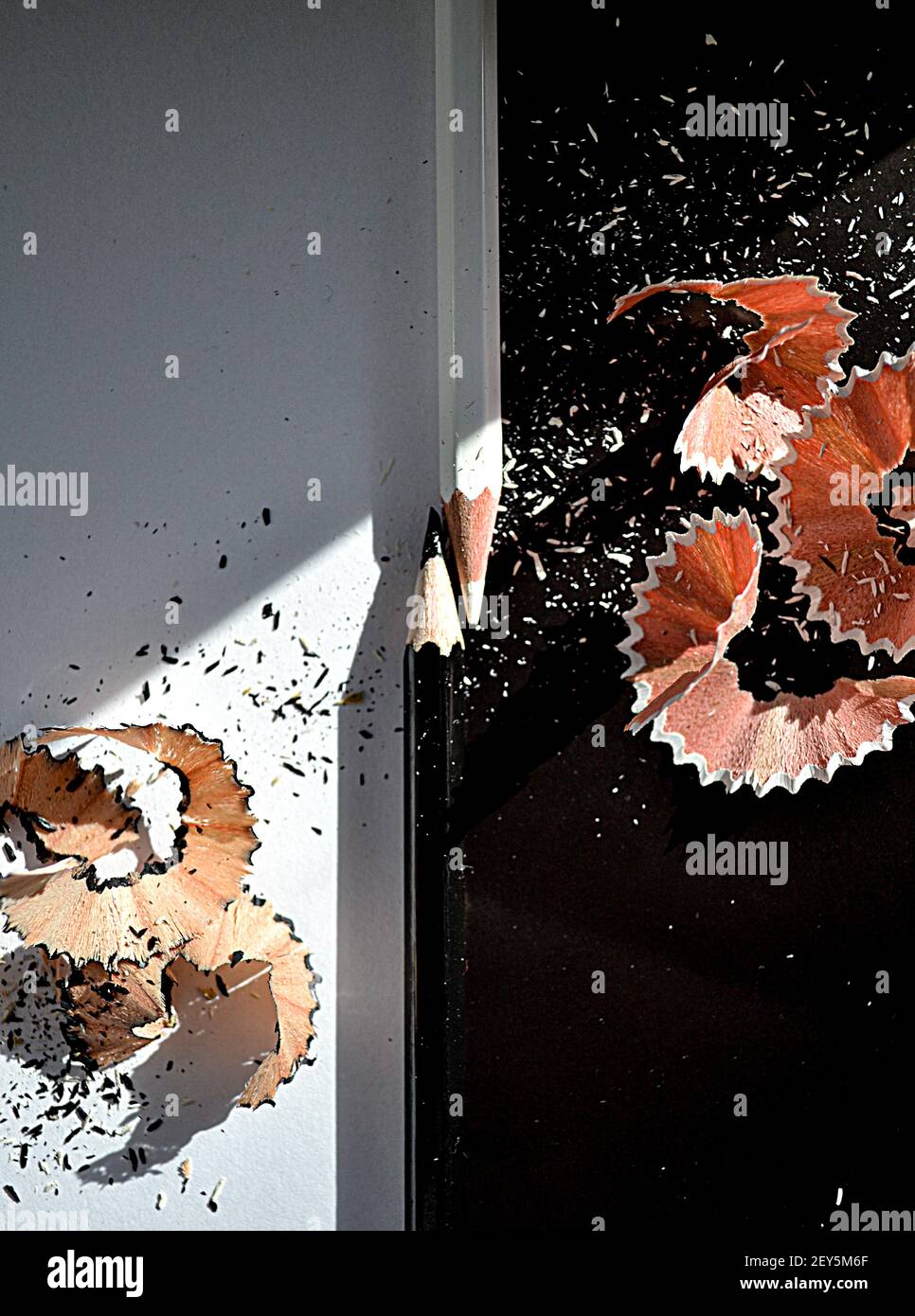 Bleistiftspäne auf schwarzem und weißem Hintergrund Stockfoto