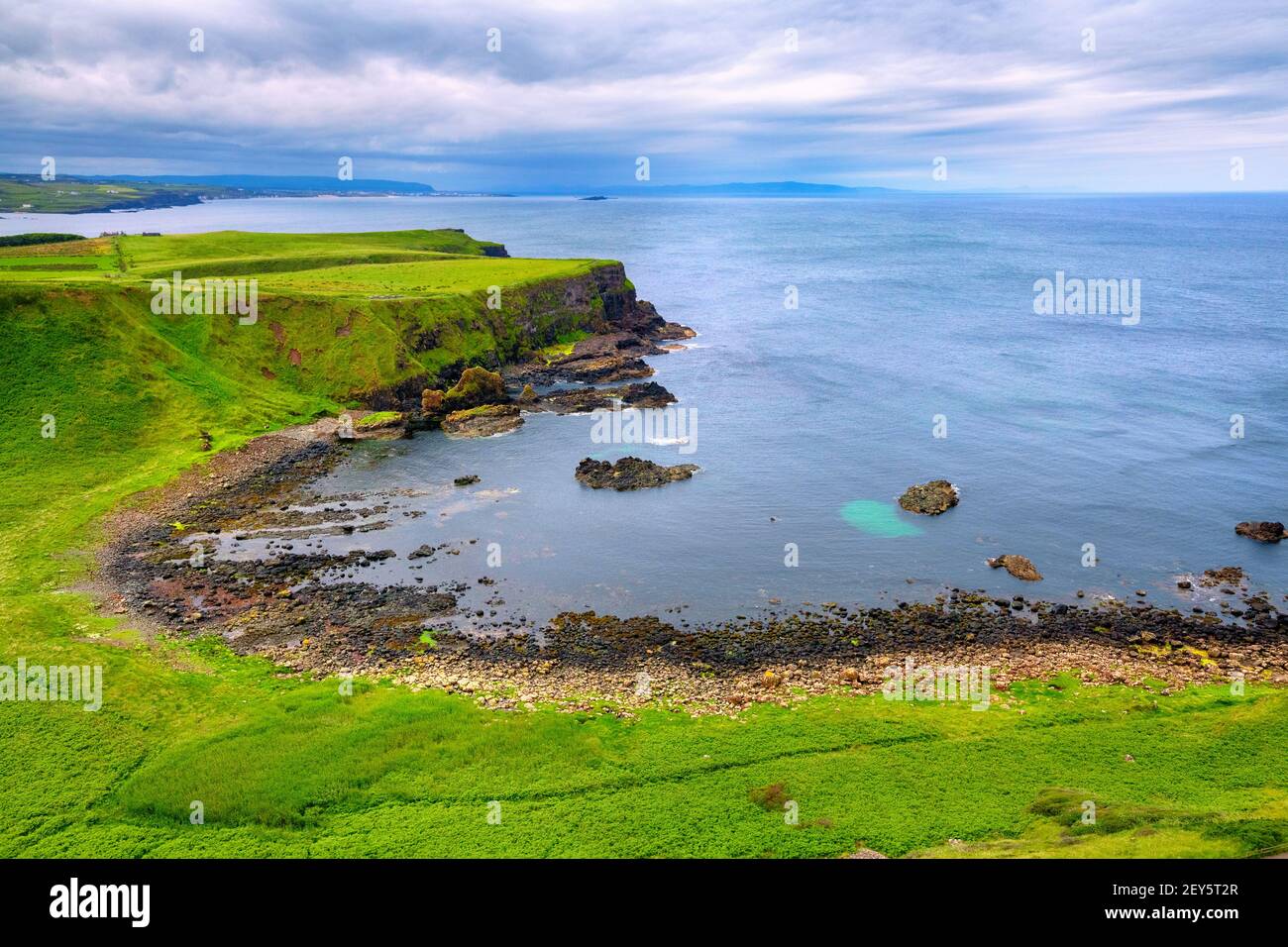 Portnaboe Bay und North Antrim Cliff von großen Stookan, Giant es Causeway, UK Stockfoto