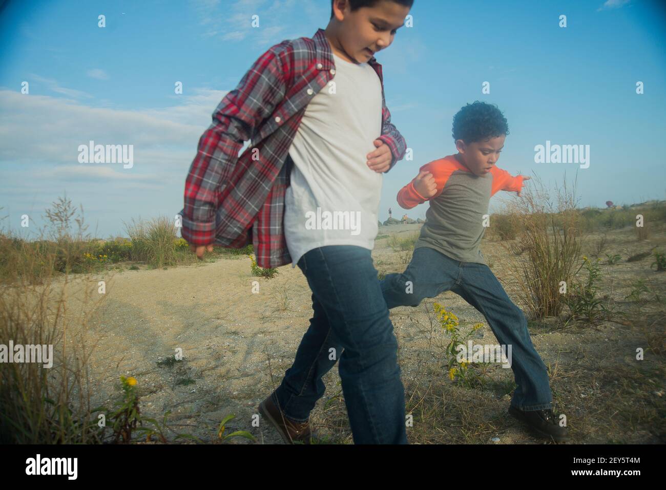 Jungs laufen zusammen genießen, ausgestanden zu sein Stockfoto