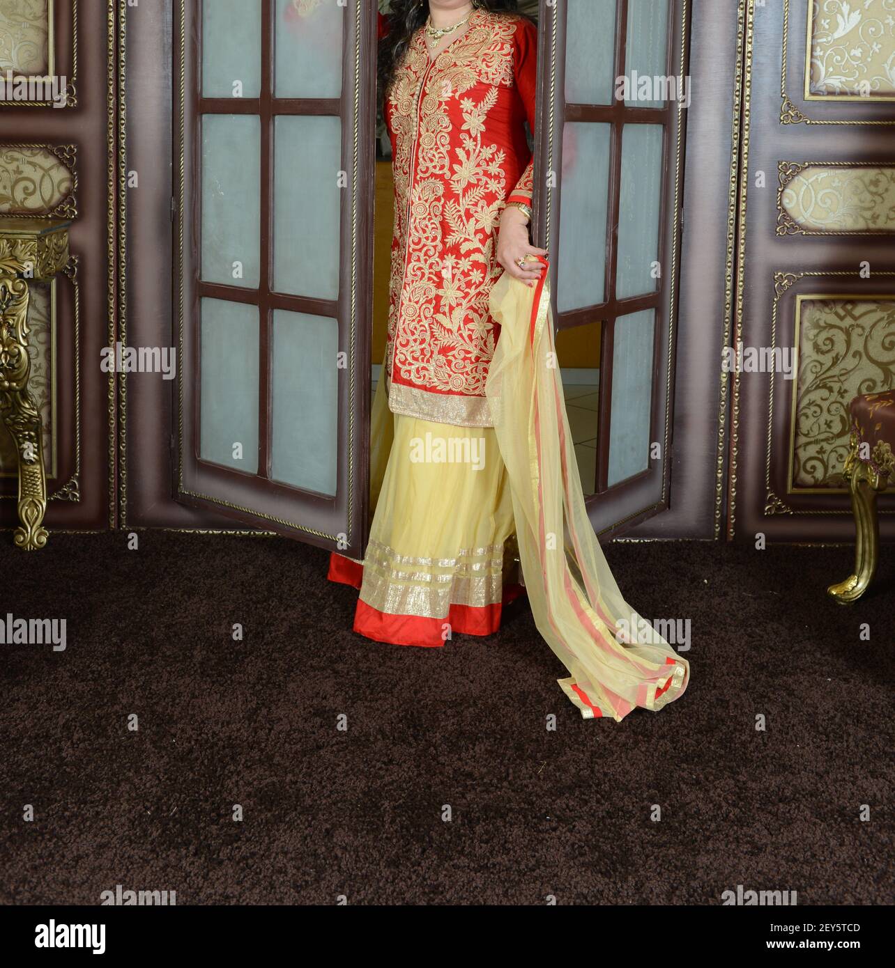 Junge Inderin in Rot Braut Sari Kleidung mit Braut orientalischen Schmuck.  Schöne indische Mädchen in Hochzeit Sar. Hochzeitstag. Indischer Maharani.  Easte Stockfotografie - Alamy
