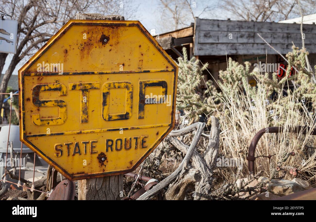 Rostig gelb Stop State Route Schild an der historischen Hackberry General Store auf Route 66 Stockfoto