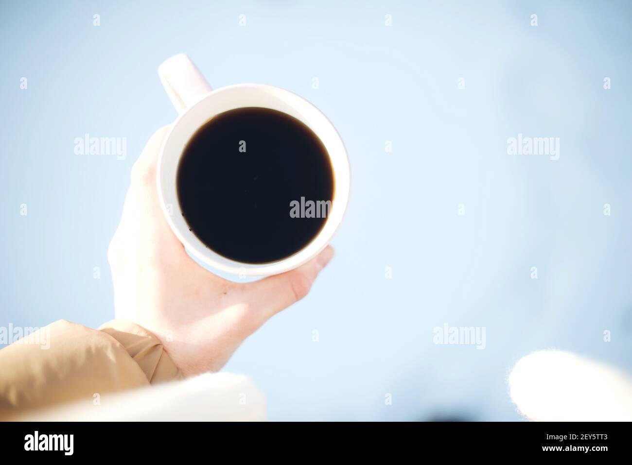 Hand hält eine Tasse Kaffee auf einem Winter verschneit Tag Stockfoto