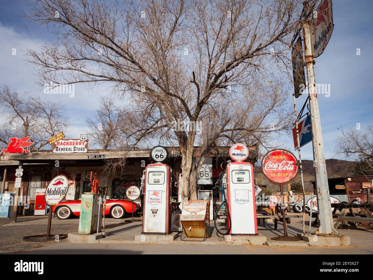 Vintage-Gasspender und Vorplatz am historischen Hackberry General Auf Route 66 aufbewahren Stockfoto