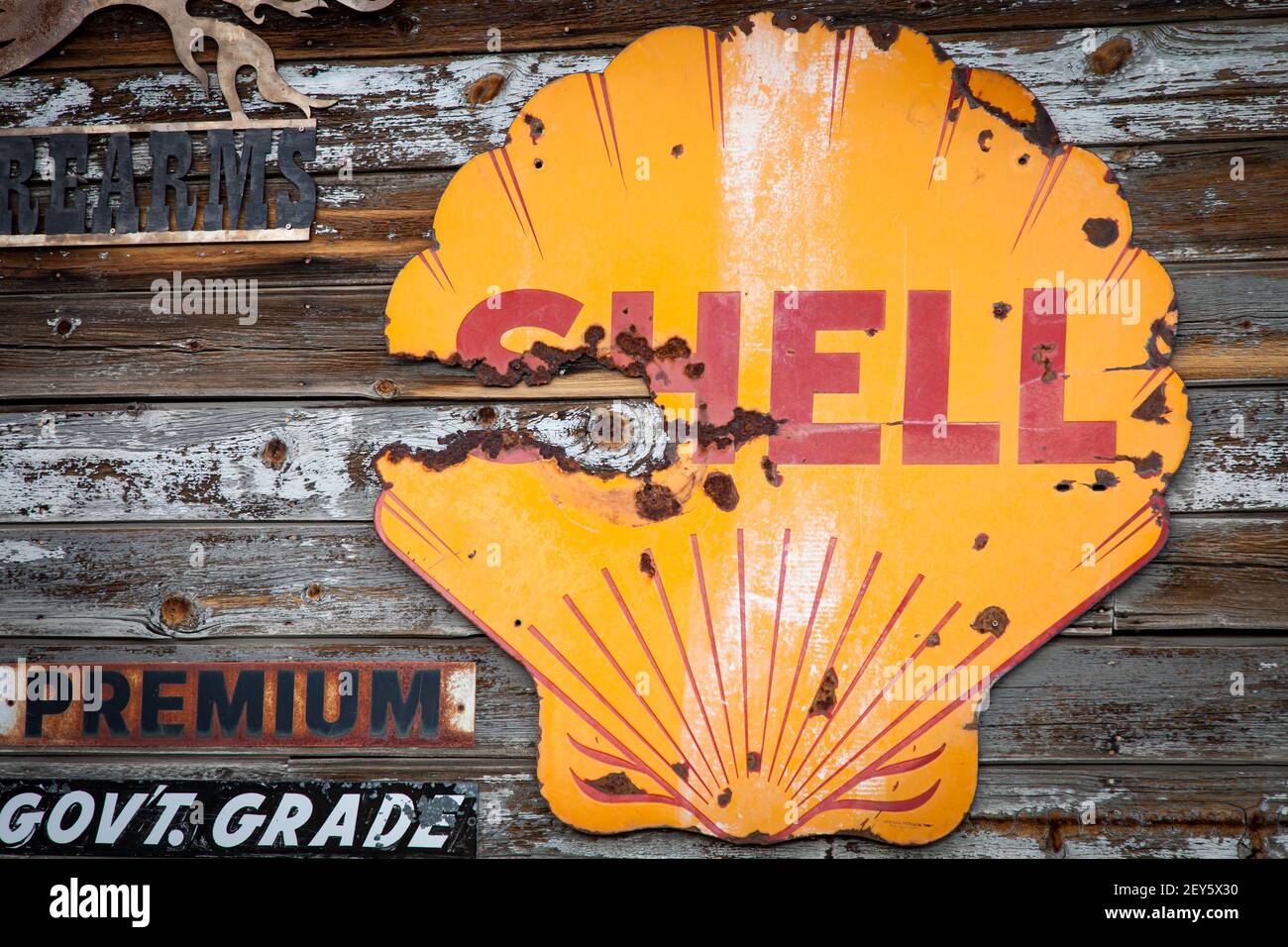 Verrostete vintage Shell-Zeichen auf einem verwitterten Holzhintergrund bei Der Hackberry General Store an der historischen Route 66 Stockfoto