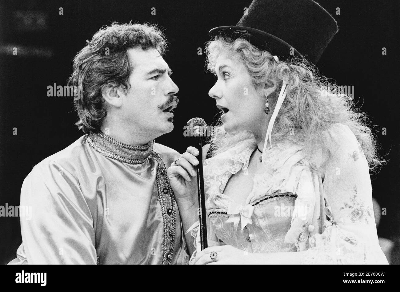 Brian Cox (Vicomte Robert de Trivelin), Susan Littler (Zeze) in HABEN SIE ETWAS ZU ERKLÄREN? Von M.A. Hennequin & P. Veber im Roundhouse, London NW1 13/05/1981 A Royal Exchange, Manchester Produktion adaptiert & übersetzt von Robert Cogo-Fawcett & Braham Murray Design: Johanna Bryant Beleuchtung: Geoffrey Joyce Regie: Braham Murray Stockfoto