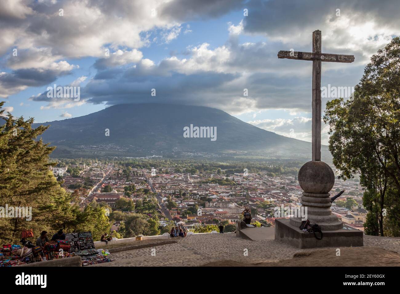Blick über die historische Stadt Antigua Guatemala, ein UNESCO-Weltkulturerbe, mit einem Kreuz im Vordergrund vom Cerro de la Cruz Stockfoto