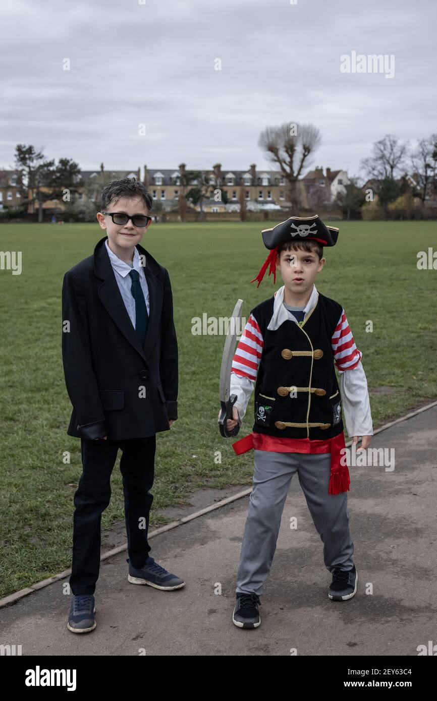 Grundschuljungen in Kostüm für World Book Day, London, England, Großbritannien gekleidet Stockfoto