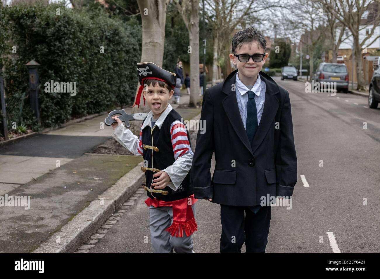 Grundschuljungen in Kostüm für World Book Day, London, England, Großbritannien gekleidet Stockfoto