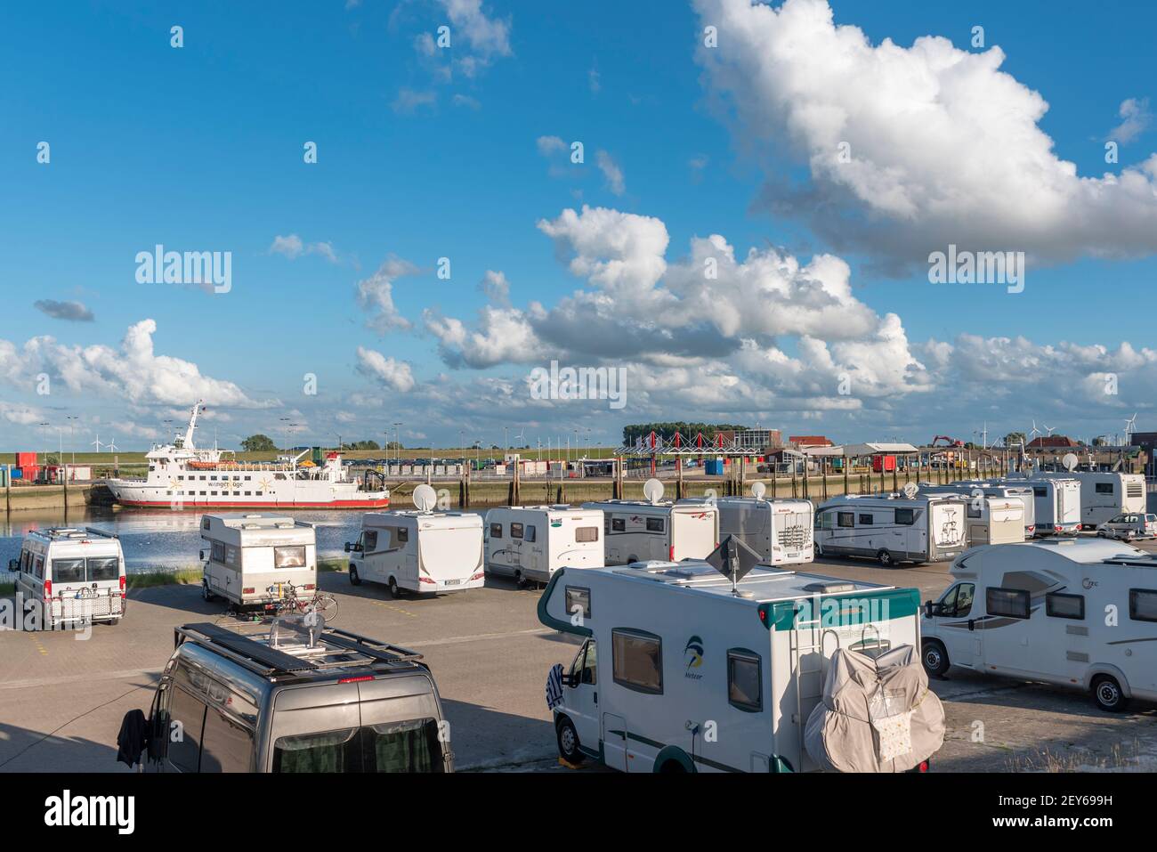 Stellplatz für Reisemobile am Hafen, Harlesiel, Niedersachsen, Deutschland, Europa Stockfoto