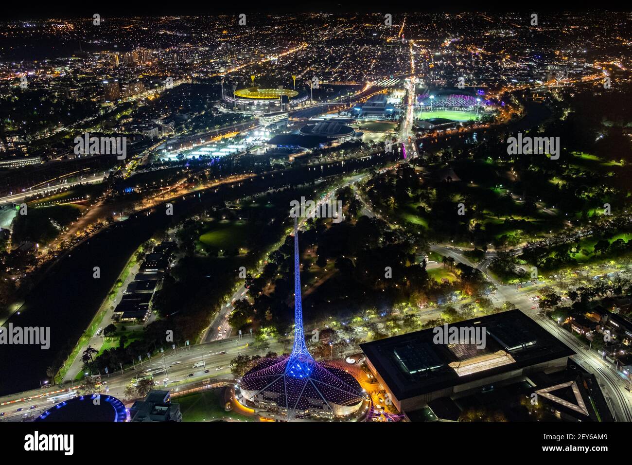 Der Blick auf Melbourne bei Nacht vom Aussichtsturm Eureka Skydeck im Eureka Tower an der Southbank in Melbourne, Victoria, Australien Stockfoto