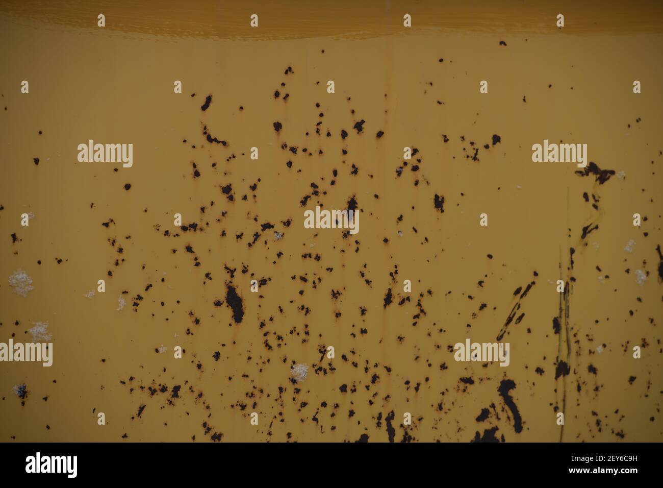 Rostflecken und zufällige Pot-Markierungen auf rostigen grungy Metall abstrakten grunge Hintergrund oder Tapete Raum für Typ horizontalen Format leeren Raum Stockfoto