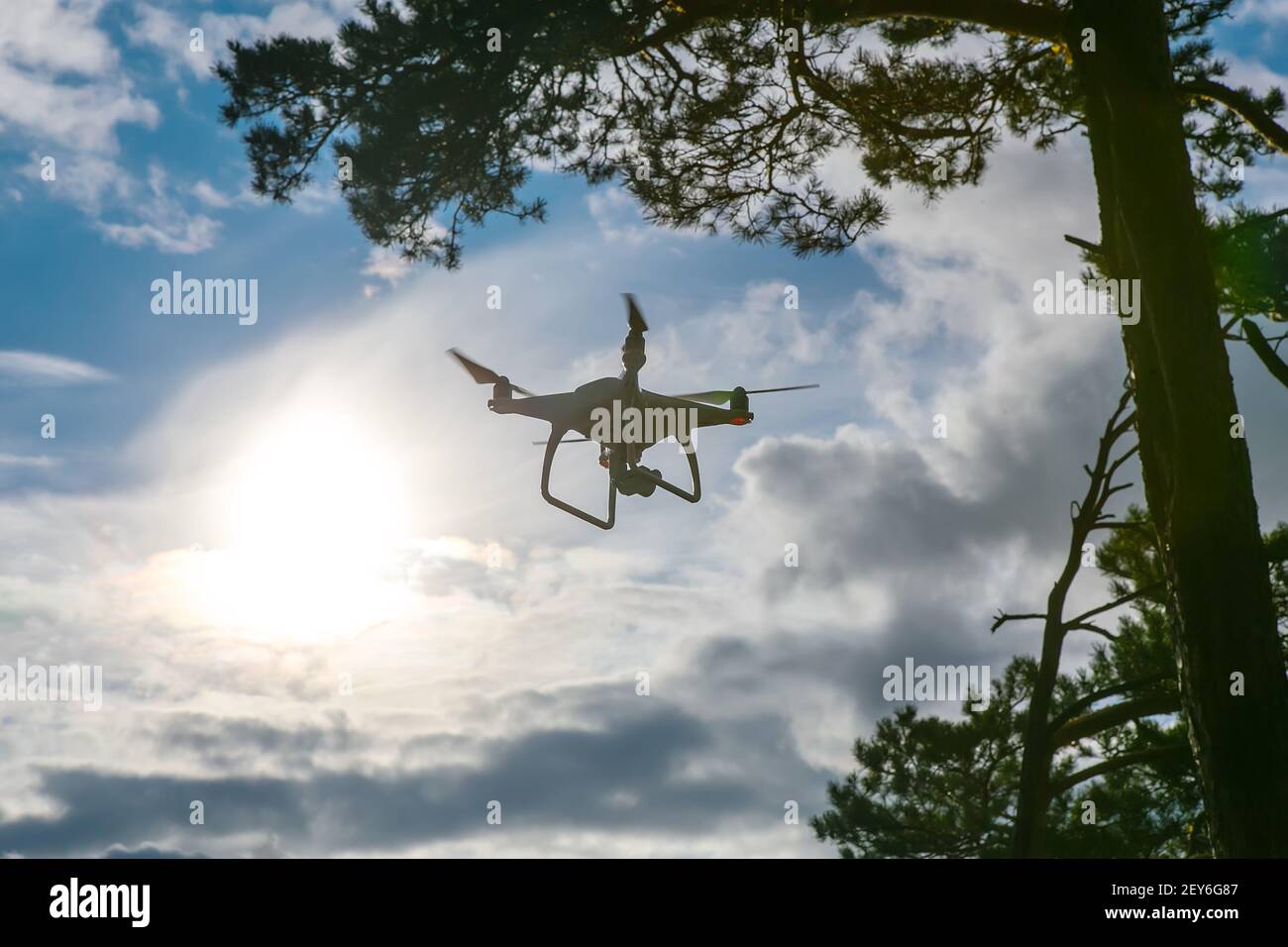 Flying drone mit Kamera im blauen Himmel Stockfoto