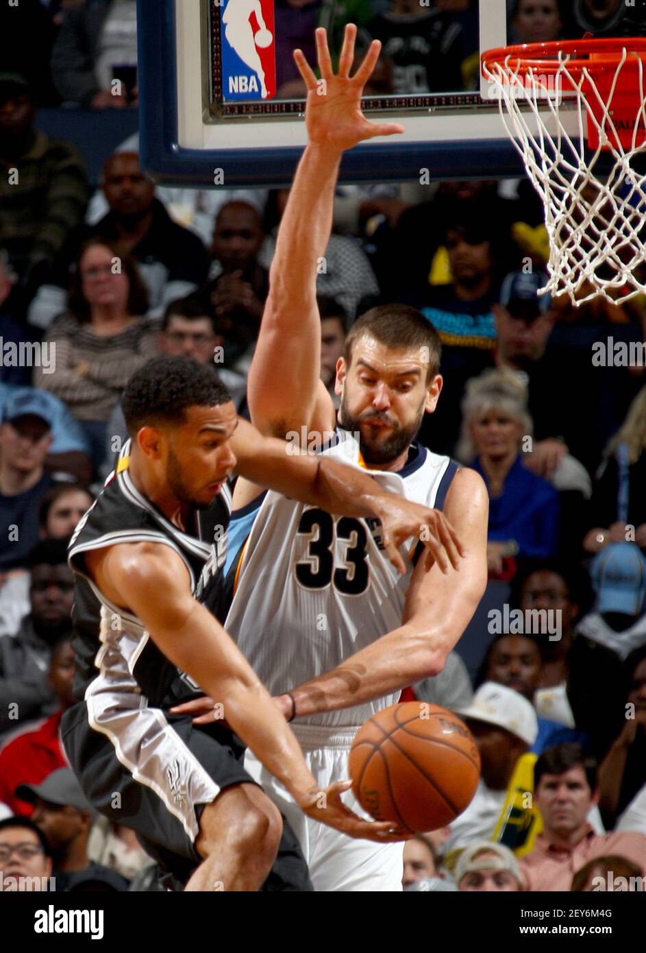 Marc Gasol von Memphis Grizzlies verteidigt am Freitag, den 5. Dezember 2014, im FedExForum in Memphis, Tennessee, gegen den Cory Joseph von San Antonio Spurs unter dem Korb. Die Spurs gewannen, 107-101. (Foto von Nikki Boertman/The Commercial Appeal/TNS/Sipa USA) Stockfoto