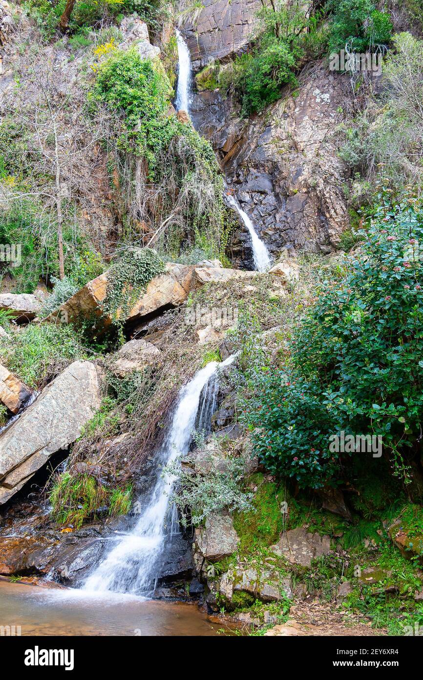 Blick auf den Wasserfall Chorros de Joyarancon im Dorf Santa Ana la Real, Huelva, Andalusien, Spanien Stockfoto