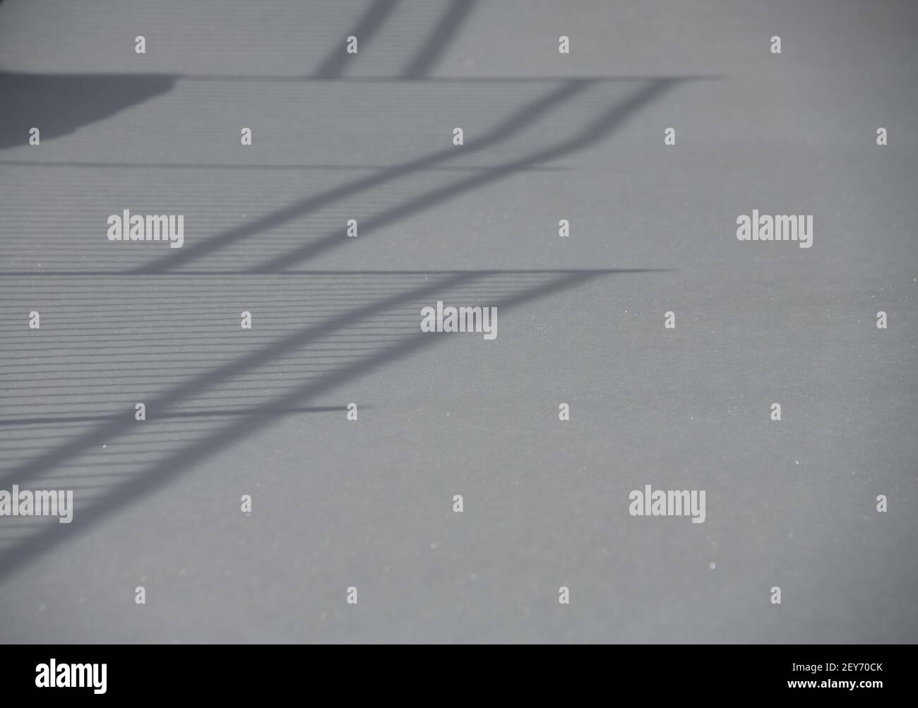 Schatten auf dem äußeren Handgeländer werfen auf neu hereingestürzten Schnee Der Winter erzeugt einen Leitereffekt auf Schneehöden, die erzeugen Eine Perspektive der optischen Täuschung Stockfoto