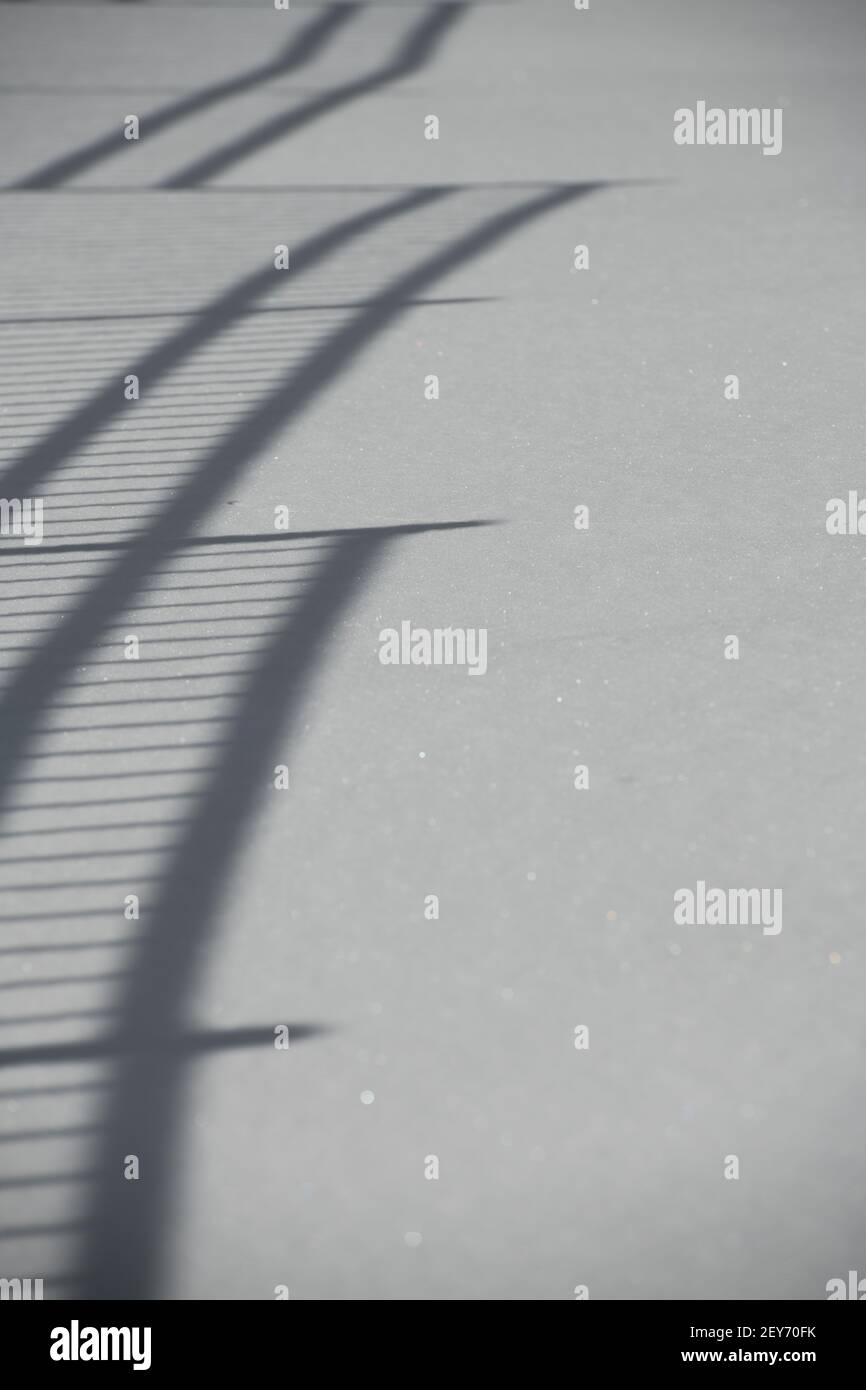 Schatten auf dem äußeren Handgeländer werfen auf neu hereingestürzten Schnee Der Winter erzeugt einen Leitereffekt auf Schneehöden, die erzeugen Eine Perspektive der optischen Täuschung Stockfoto