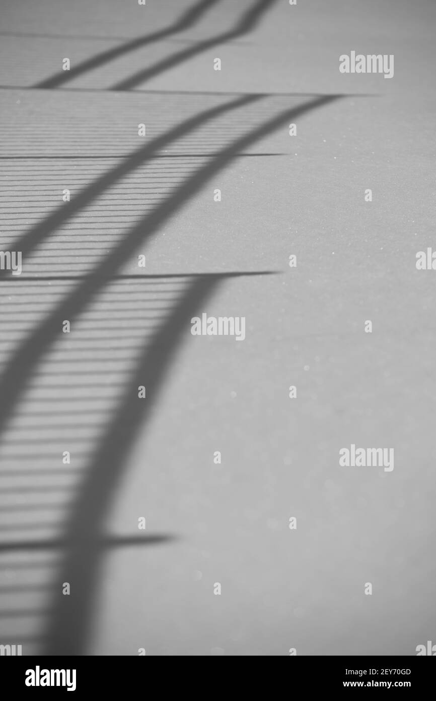 Schatten auf dem äußeren Handgeländer werfen auf neu hereingestürzten Schnee Der Winter erzeugt einen Leitereffekt auf Schneehöden, die erzeugen Eine Perspektive der optischen Täuschung Stockfoto