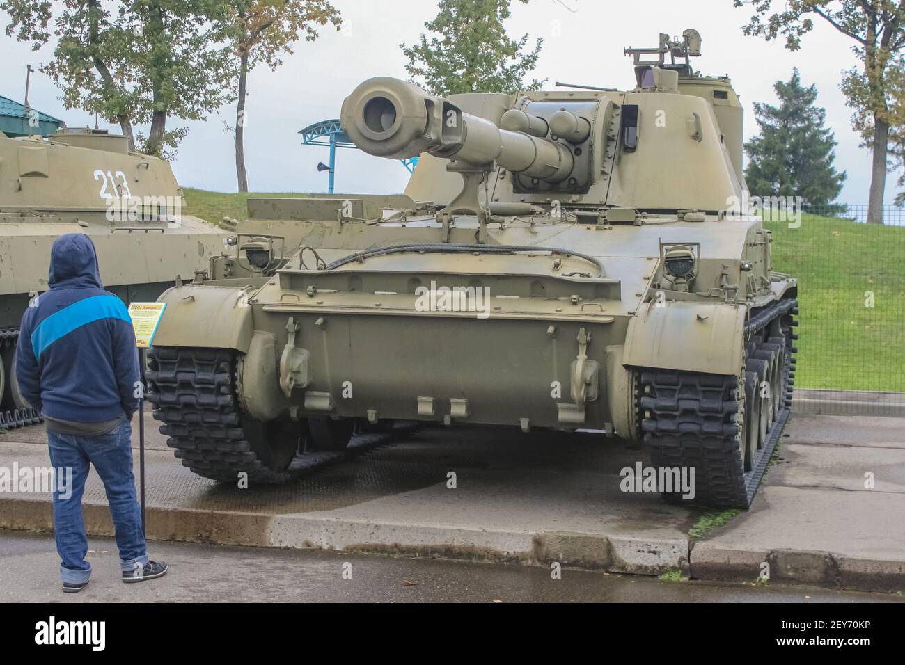 Minsk, Belaraus - 2. Oktober 2012: 152 mm selbstfahrende Haubitze 2S3 Acacia im weißrussischen Museumskomplex Stalin-Linie. Entwickelt, um Artille zu zerstören Stockfoto