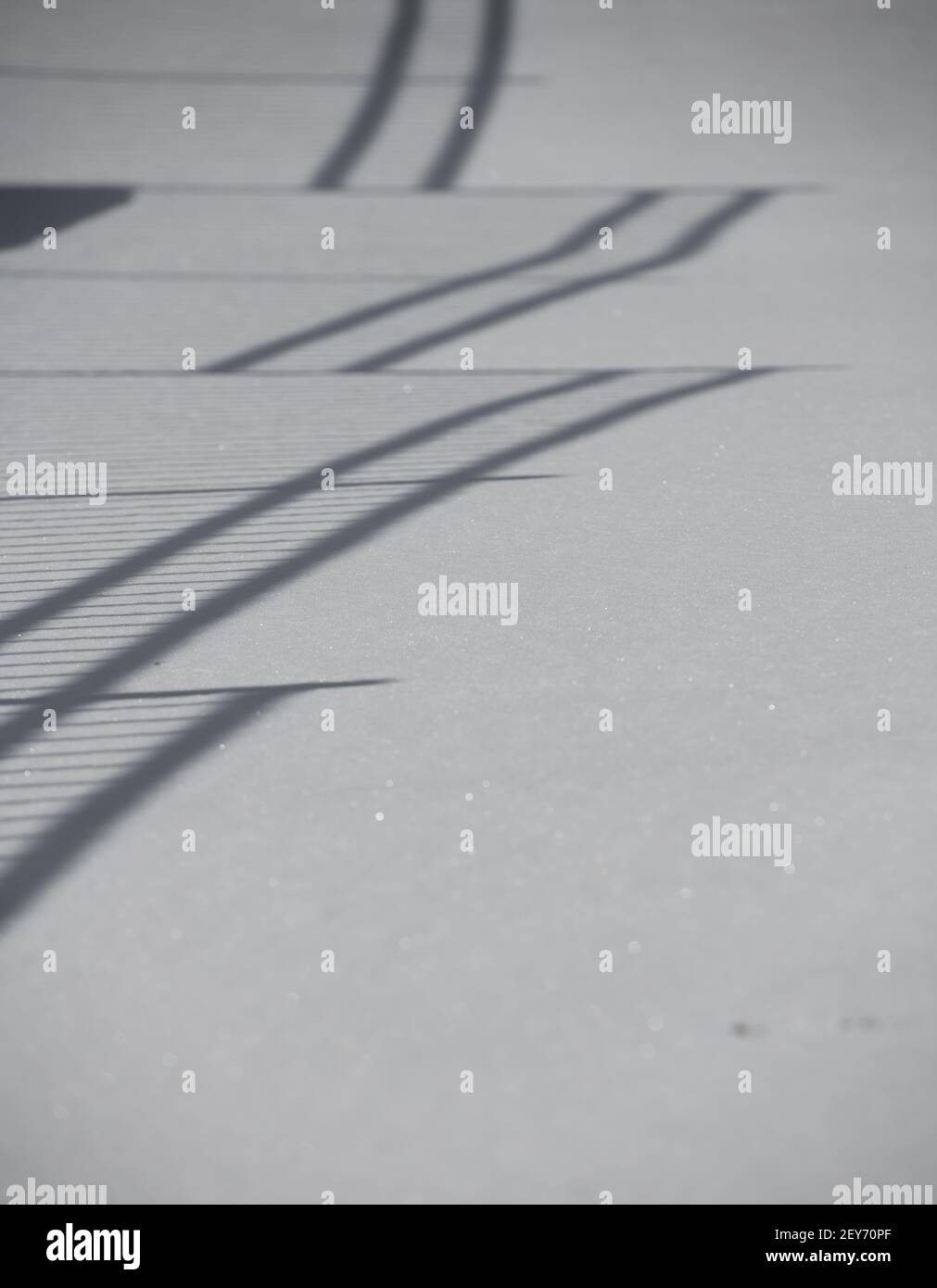 Schatten auf dem äußeren Handgeländer werfen auf neu hereingestürzten Schnee Der Winter erzeugt einen Leitereffekt auf Schneehöden, die erzeugen Eine Perspektive der optischen Täuschung Stockfoto