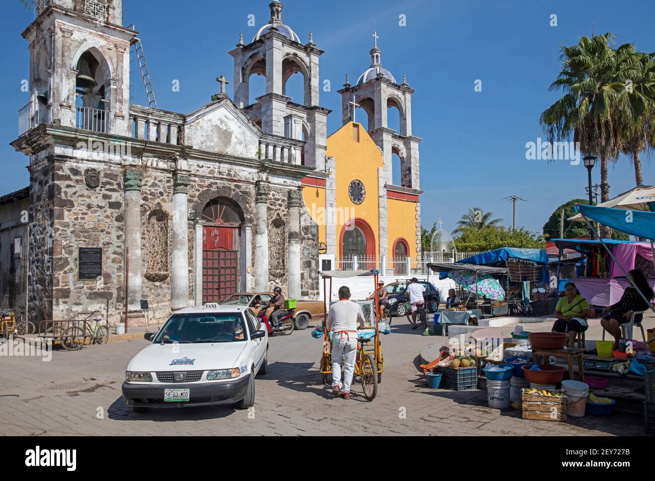 Lebensmittelmarkt vor der alten Kirche / Iglesia Antigua der Stadt und Badeort San Blas, Nayarit, Mexiko Stockfoto
