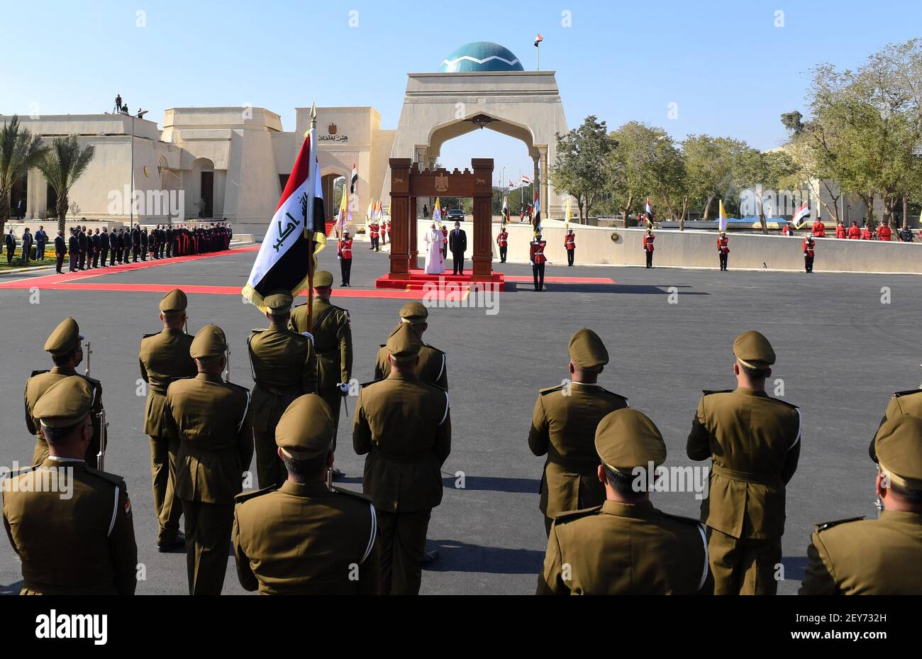 Bagdad, Irak. März 2021, 05th. Papst Franziskus kommt am internationalen Flughafen von Bagdad an, wo am Freitag, dem 5. März 2021, eine Begrüßungszeremonie zu Beginn seiner historischen Reise durch den Irak stattfand. Foto von Huram Mohamed /UPI Kredit: UPI/Alamy Live Nachrichten Stockfoto