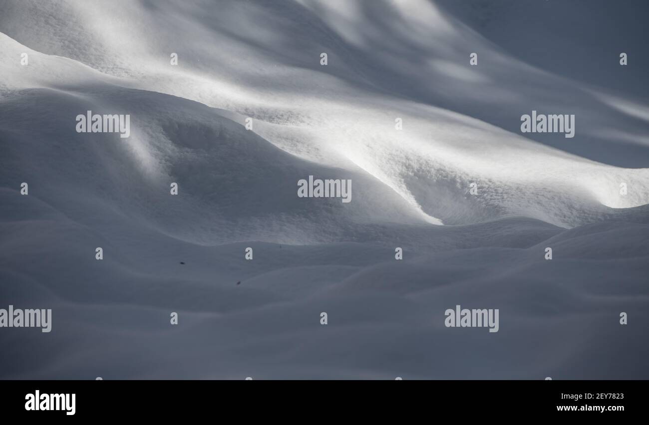 Schatten werfen auf frischen weißen Schnee von der Nachmittagssonne Schnee Berge ruhige Stille beruhigende Wirkung natürliche Einstellung im Winter horizontalen Wetterhintergrund Stockfoto