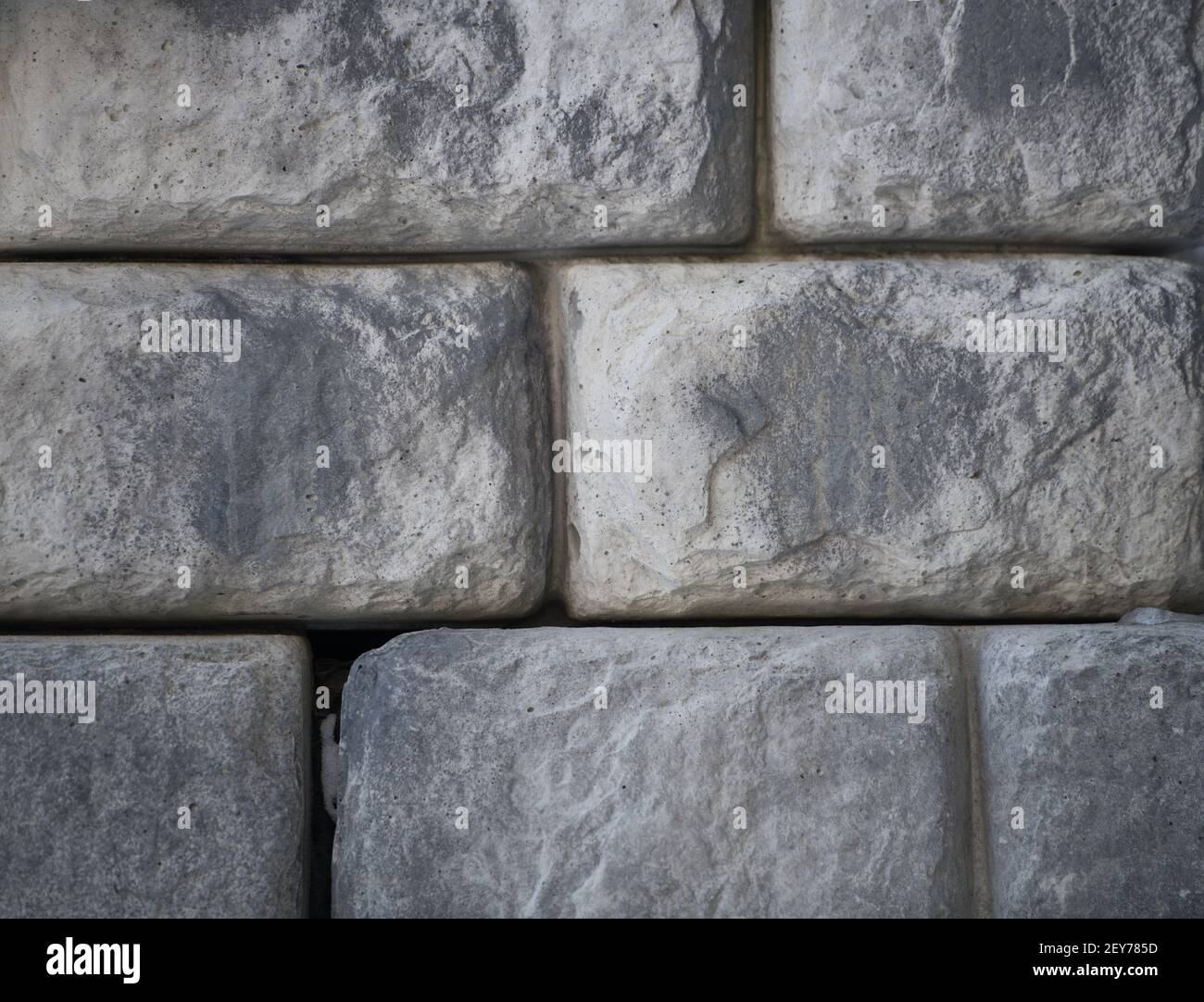 Der Mensch machte Steine Steine geformt wie Ziegel Nahaufnahme von Stein oder Ziegelwand zusammen Gebäude außen oder Landschaftsbau horizontalen Hintergrund gestapelt Stockfoto