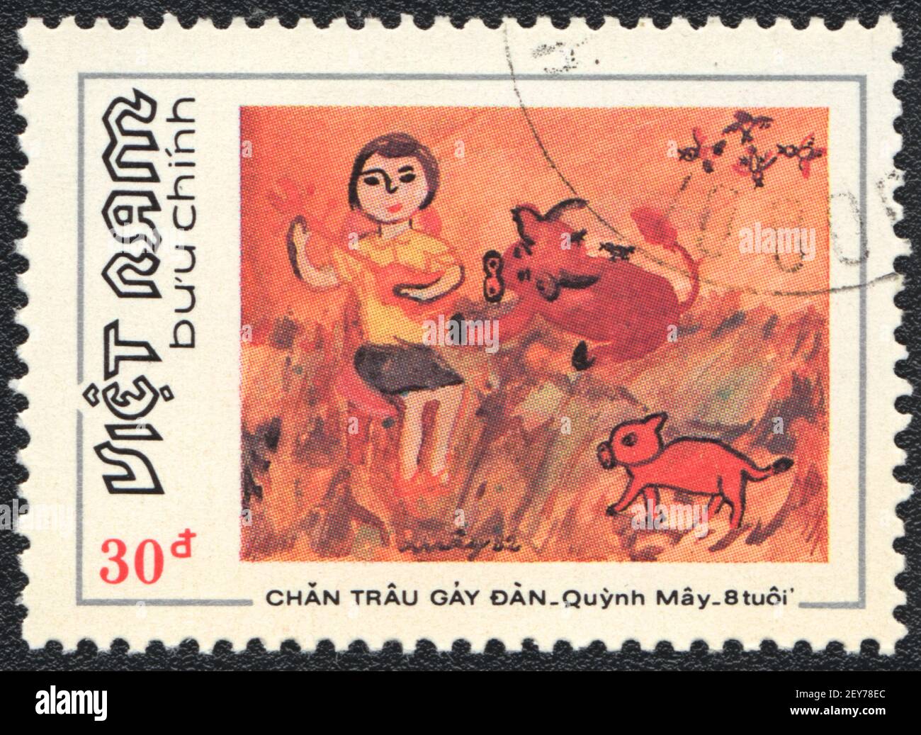 Briefmarke. Mädchen spielt Musik in der ländlichen, aus der Serie Bild von einem Kind gemalt, Vietnam, um 1982 Stockfoto