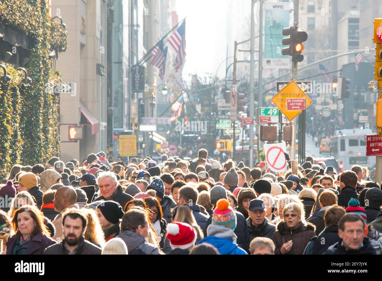 Während der Winterferiensaison in Midtown Manhattan, New York City, NY USA, geht eine Menschenmenge auf der Fifth Avenue spazieren. Stockfoto