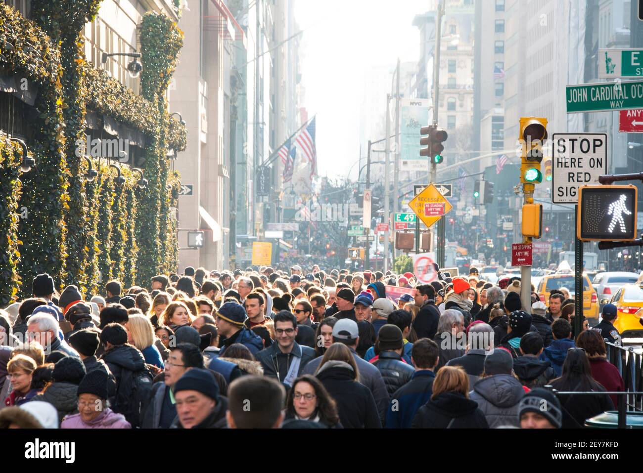 Während der Winterferiensaison in Midtown Manhattan, New York City, NY USA, geht eine Menschenmenge auf der Fifth Avenue spazieren. Stockfoto