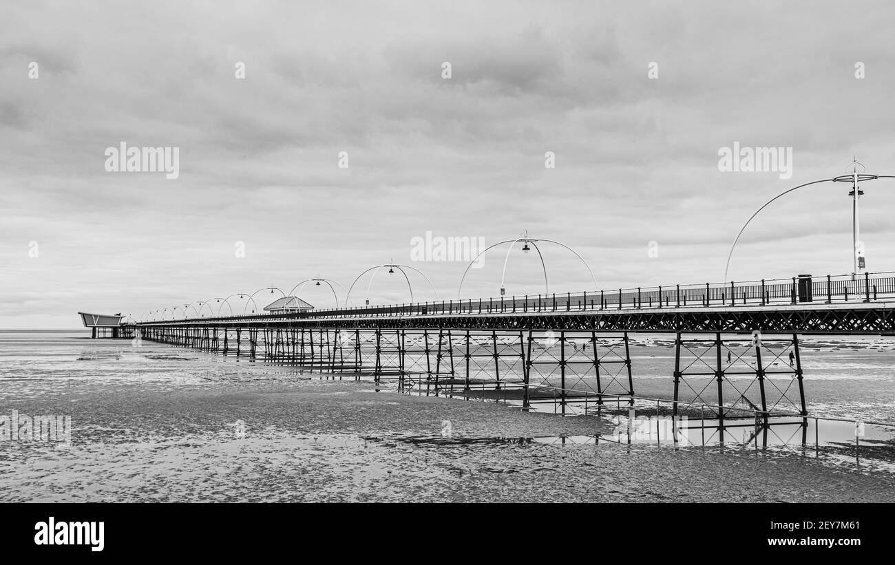 Southport Pier in Schwarz und Weiß eingefangen. Dies ist die zweitlängste in Großbritannien und wurde im März 2021 während der Covid-Pandemie gefangen genommen. Stockfoto
