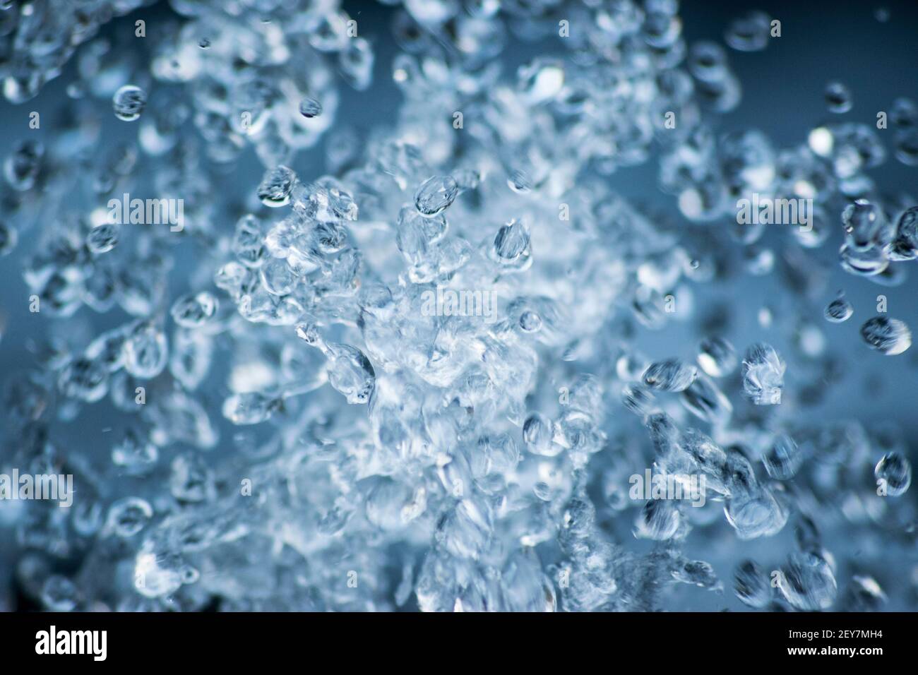 Klare Wasserblasen geben einen blauen Hintergrund Stockfoto