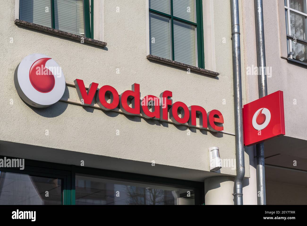 Deutschland, Lübben, 05.03.2021, Vodafone-Schild und Schriftzug an der Fassade eines Vodafone-Geschäfts Stockfoto
