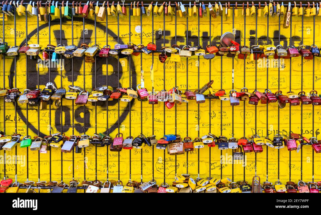 Dortmund, NRW, Deutschland. März 2021. Liebesschlösser und Fanschlösser sind mit einer „echte Liebe“-Fanwand, auch „Wall of Love“ genannt, im Signal Iduna Park, Fußballstadion Borussia Dortmund BVB09, verschlossen. Der Club spielt eine wichtige Rolle im sportlichen Leben und der kulturellen Identität der Stadt. Nordrhein-Westfalen hat heute in den meisten Gegenden schönen, aber kalten Sonnenschein erlebt. Kredit: Imageplotter/Alamy Live Nachrichten Stockfoto