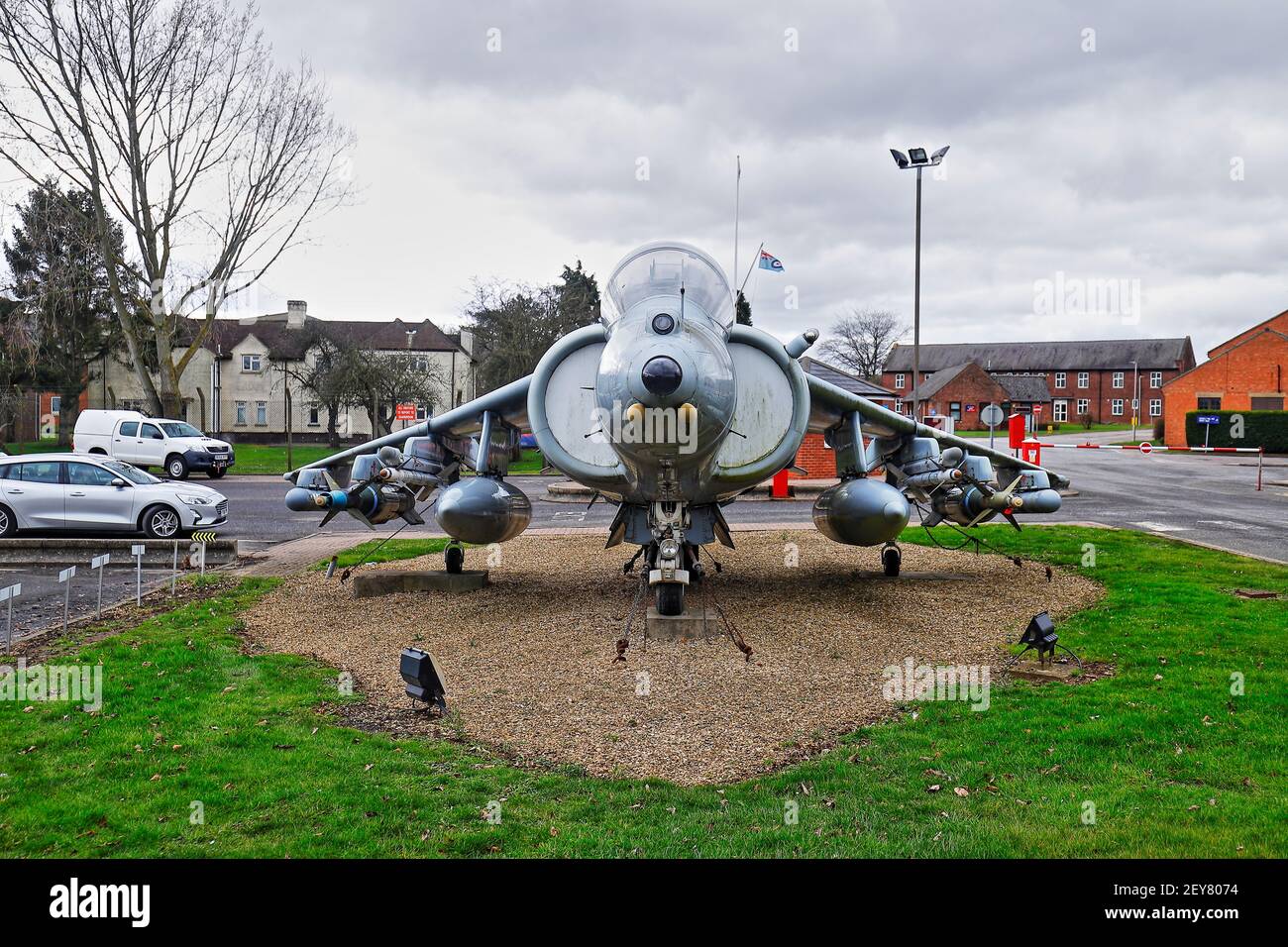 Ein stillgelegter Harrier GR7A sitzt als Torwächter bei Der Eingang zum RAF Wittering in Peterborough, Cambridgeshire Stockfoto