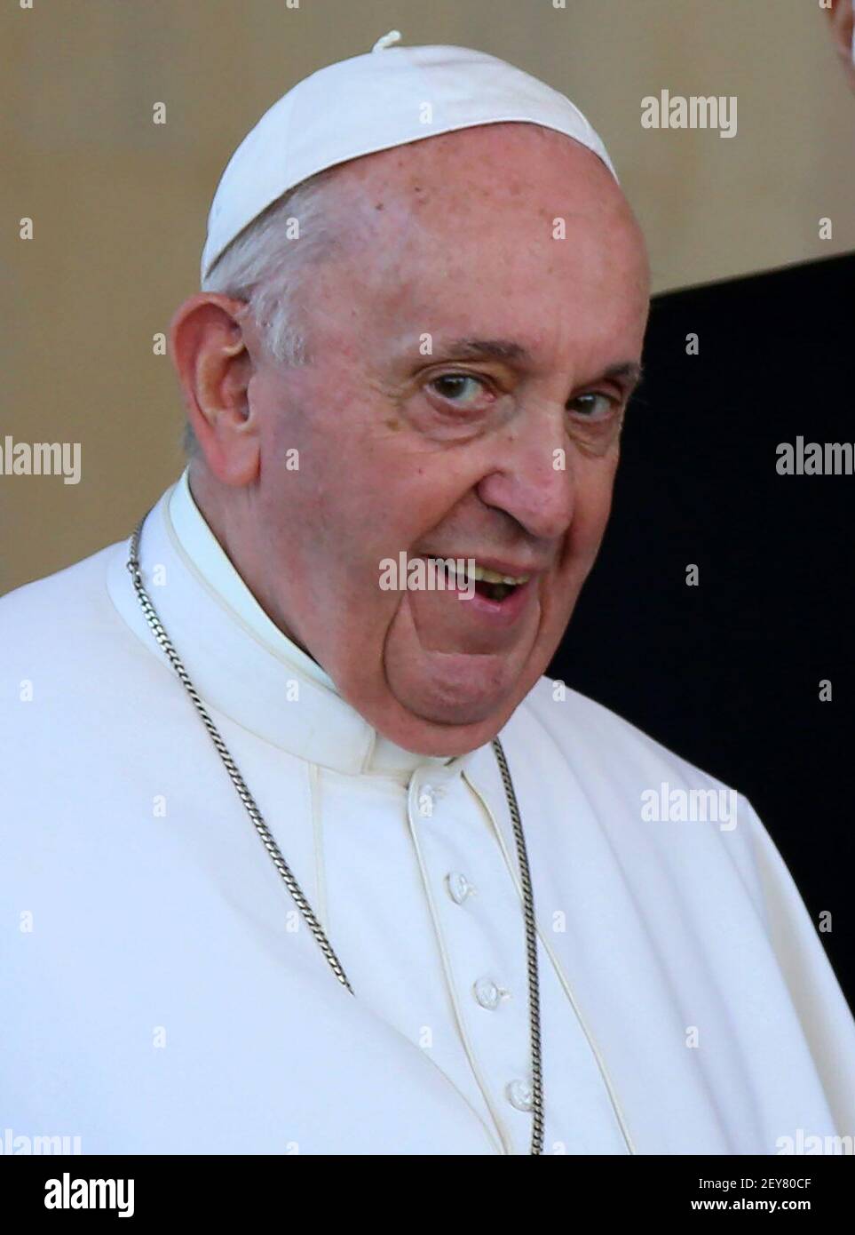 Bagdad, Irak. März 2021, 05th. Papst Franziskus kommt am internationalen Flughafen von Bagdad an, wo am Freitag, den 5. März 2021, eine Begrüßungszeremonie zu seinem historischen Rundgang durch Bagdad im Irak stattfand. Foto von Huram Mohamed /UPI Kredit: UPI/Alamy Live Nachrichten Stockfoto