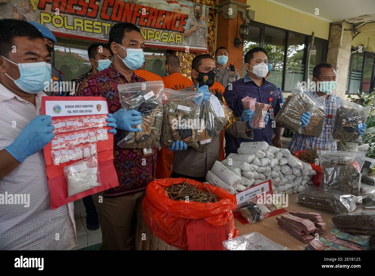 5. März 2021, Denpasar, Bali, Indonesien: Polizeibeamte zeigen die Beweise für den Drogenfang während der Pressemitteilung. Die Polizei von Bali, die den Fang indonesischer Drogenfälle zwischen den Inseln ausstellt, besteht aus 30 Kilo Gramm getrocknetem Marihuana (Cannabis Sativa), 488 Gramm Haschisch, 45 Gramm Kristallmethamphetamin und 2,43 Gramm Ecstacy mit einem Gesamtwert von 2 Milliarden Rupiah (etwa 139,000 USD). Indonesien betrachtete Marihuana als eine gefährliche illegale Substanz, die hauptsächlich Tetrahydrocannabinol (THC) enthält, das verschiedene geistige und körperliche Wirkungen hervorrufen könnte. (Bild: © Dicky BisinglasiZUM Stockfoto