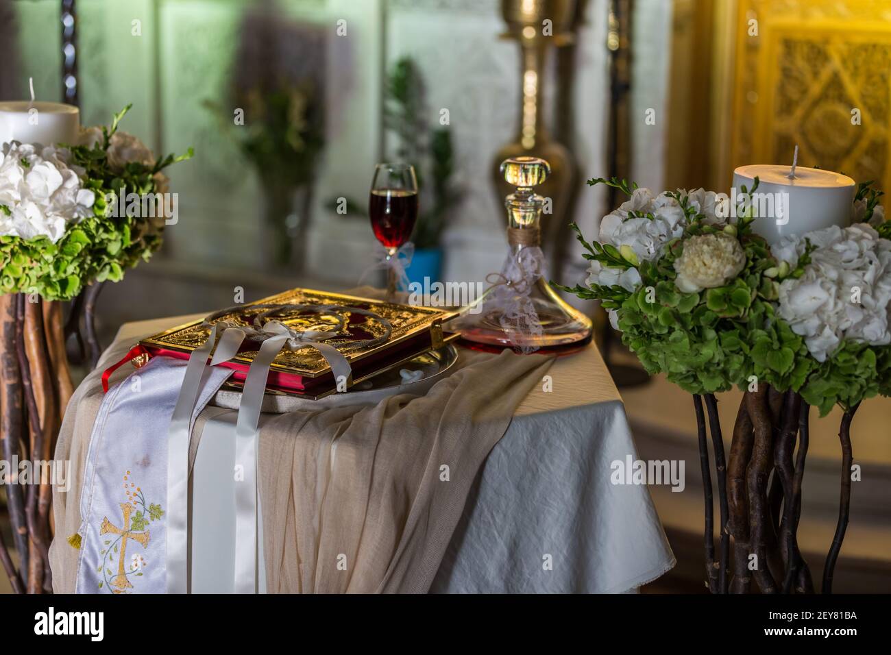 orthodoxe Hochzeitstradition Weinglas auf dem Tisch Stockfoto