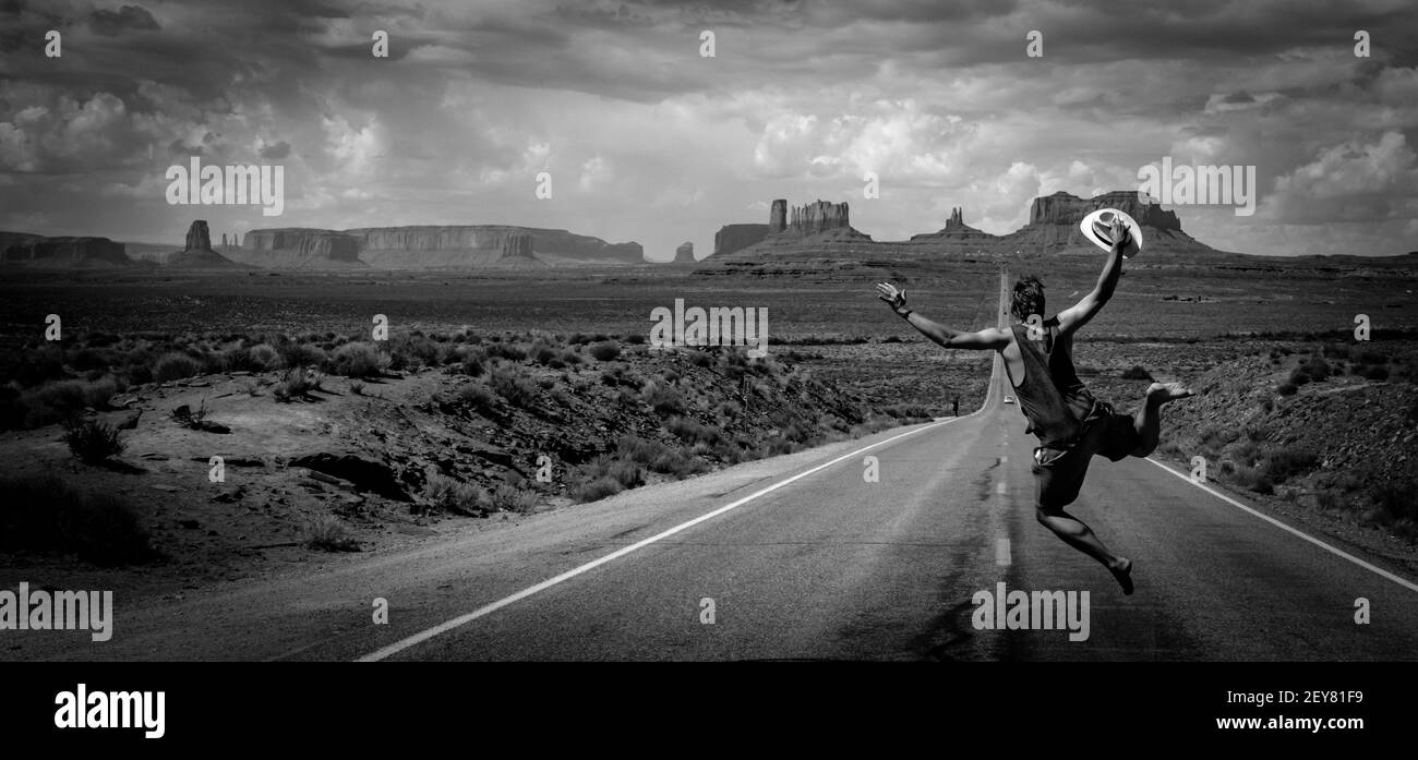 Eine Person, die auf der berühmten Forrest Gump Street springt Stockfoto