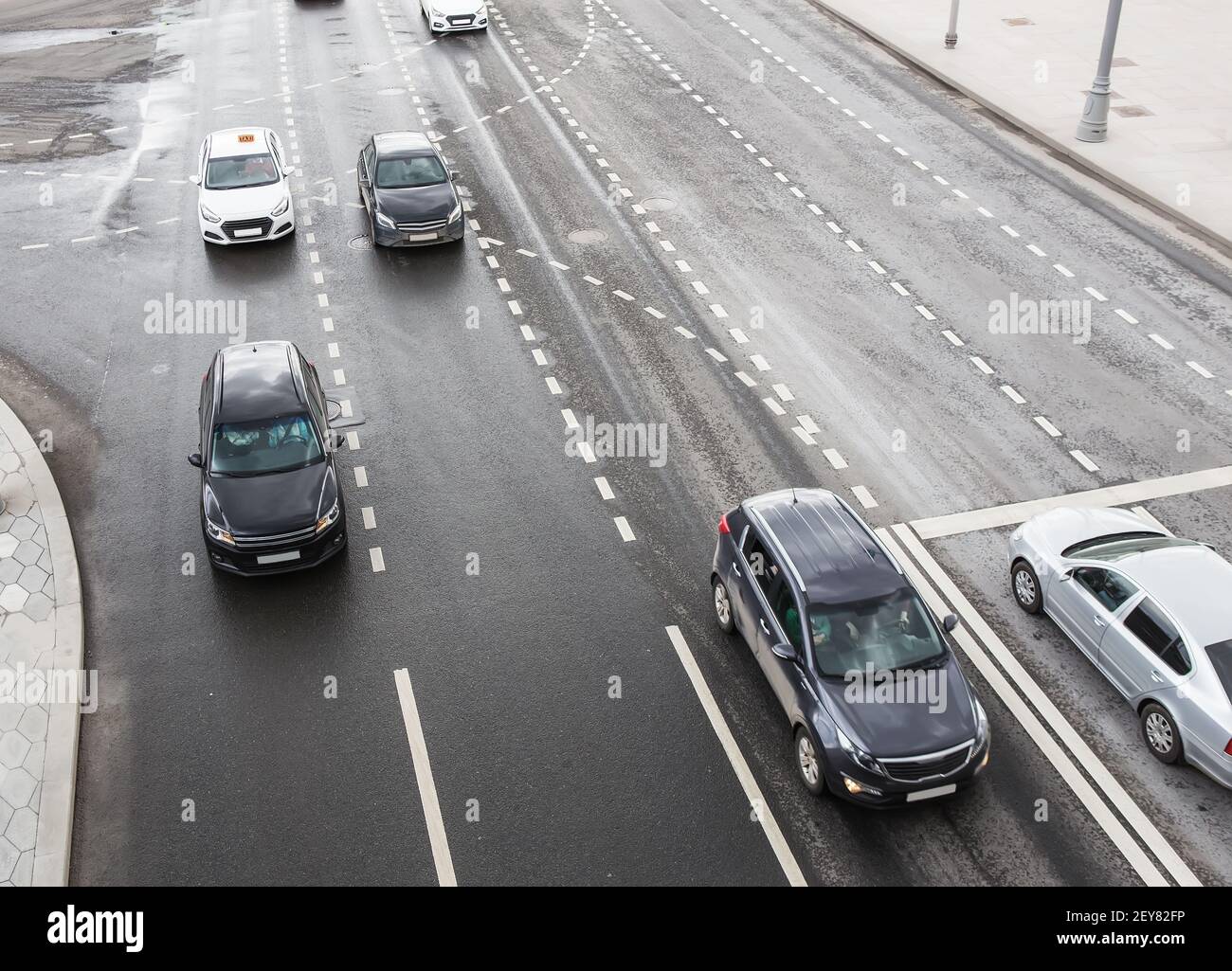 Autos bewegen sich entlang einer mehrspurigen Autobahn. Blick von oben Stockfoto