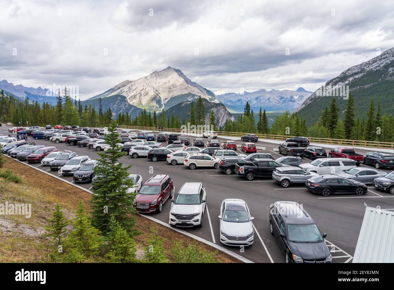 Banff Gondola Parkplatz im Sommer. Banff National Park, Canadian Rockies. Stockfoto