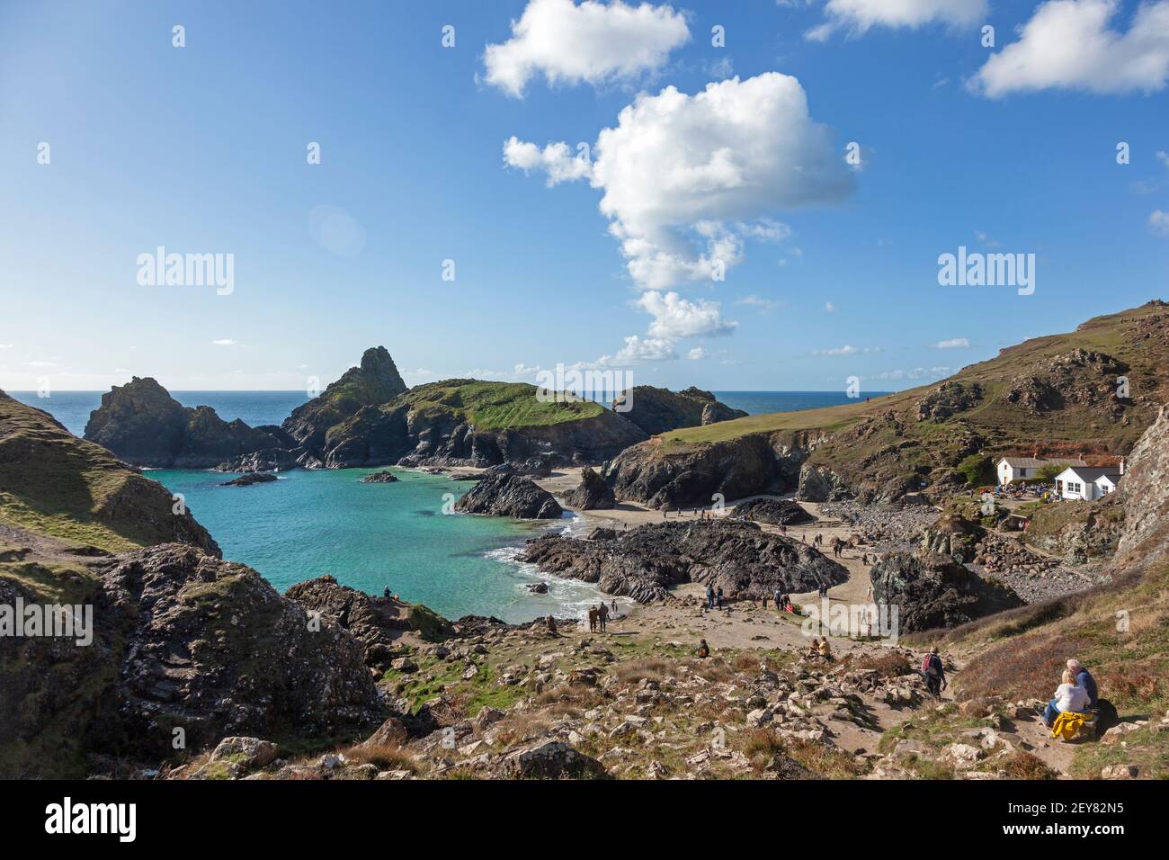 Familien und Paare genießen einen sonnigen Tag im Oktober Kynance Cove auf der Halbinsel Lizard in Cornwall, Großbritannien Stockfoto